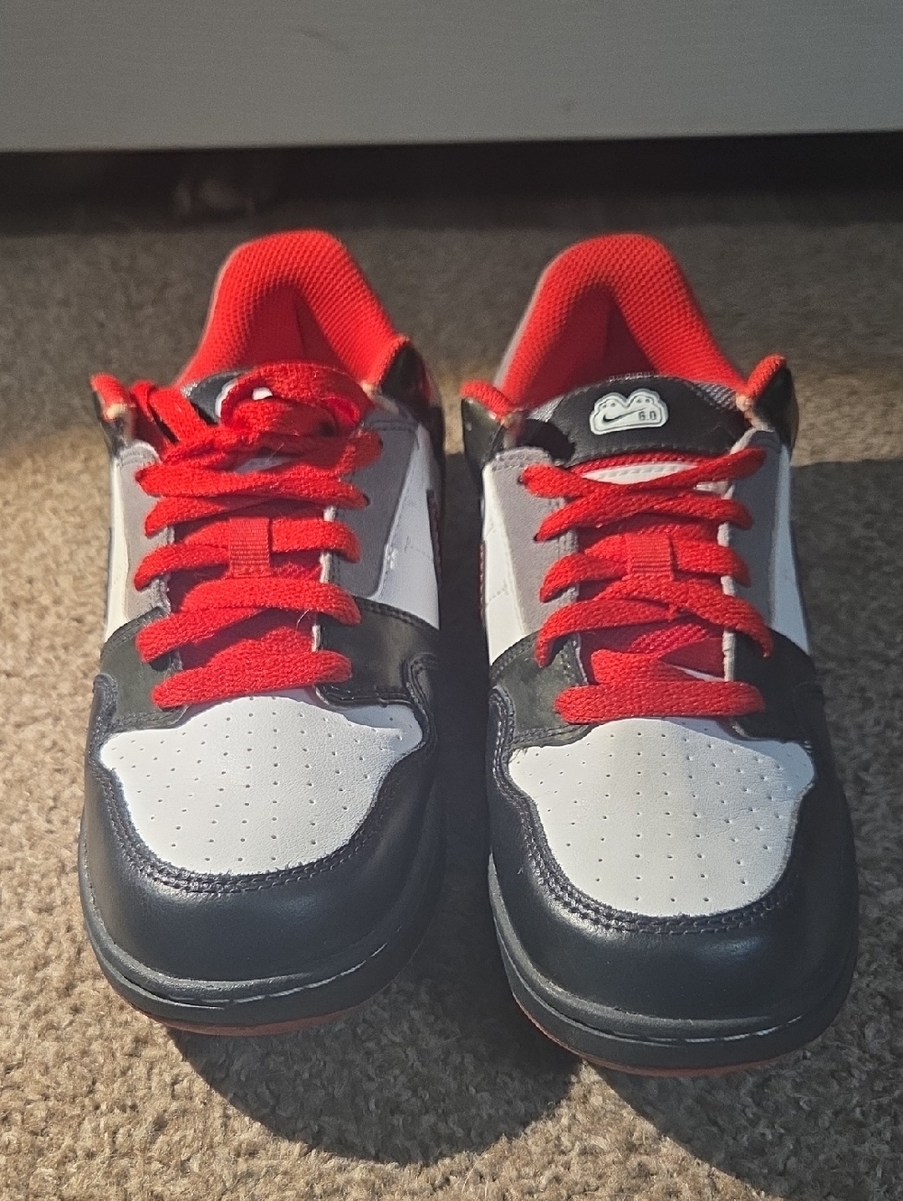 Nike Kids Low-Top Sneakers in White, Black & Red 6.5Y